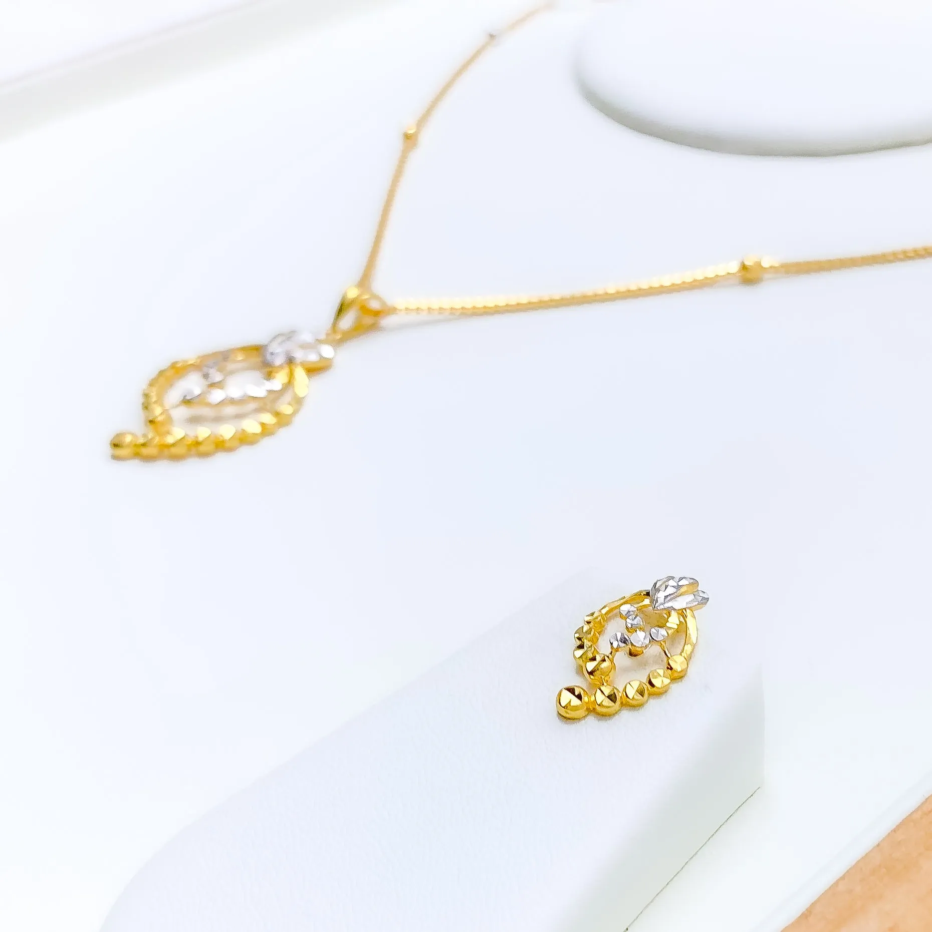 Attractive Open Paisley Drop Necklace Set