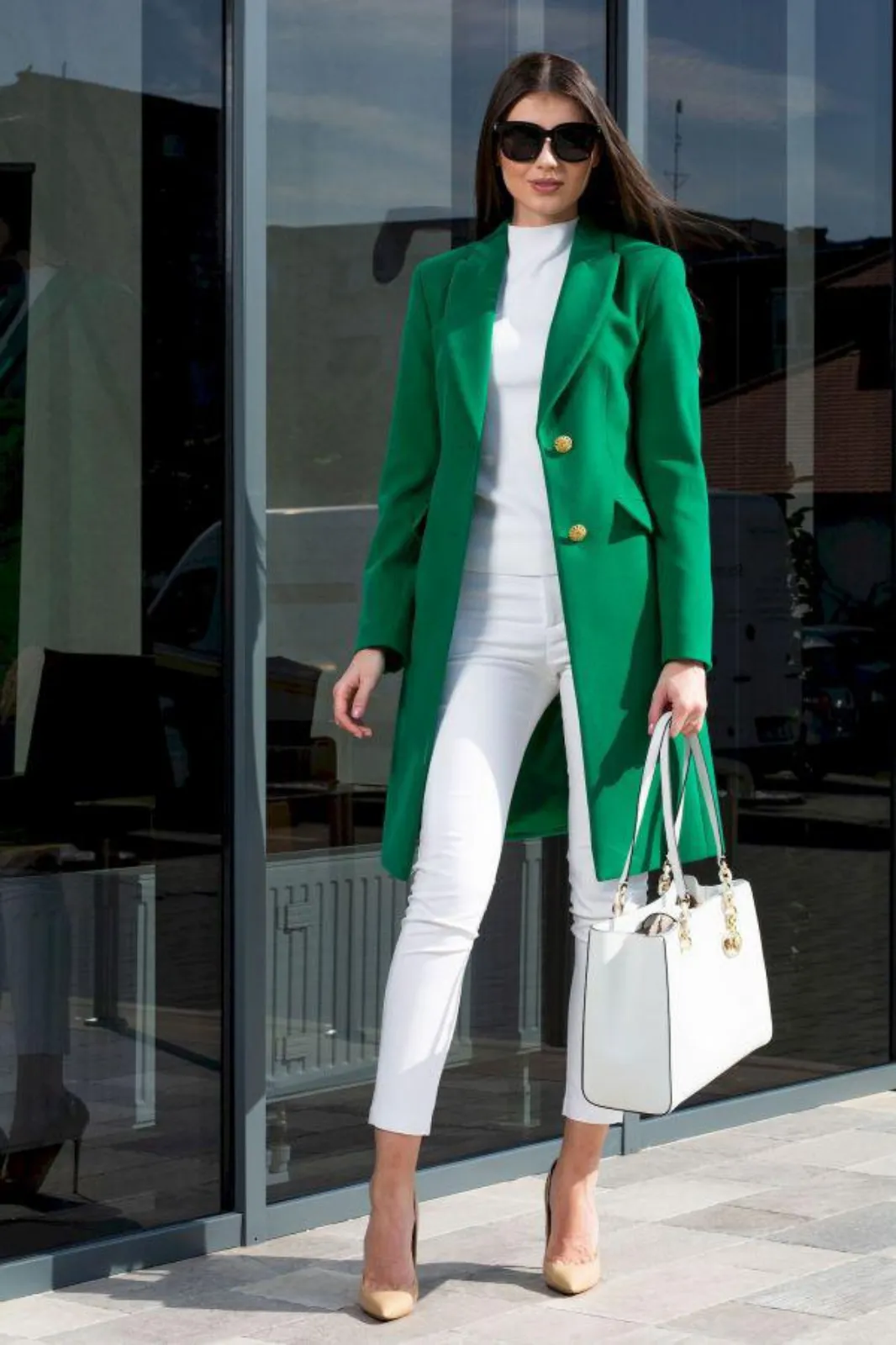 Cappotto verde in misto lana scollo a V con revers e tasche a pattina e bottoni dorati