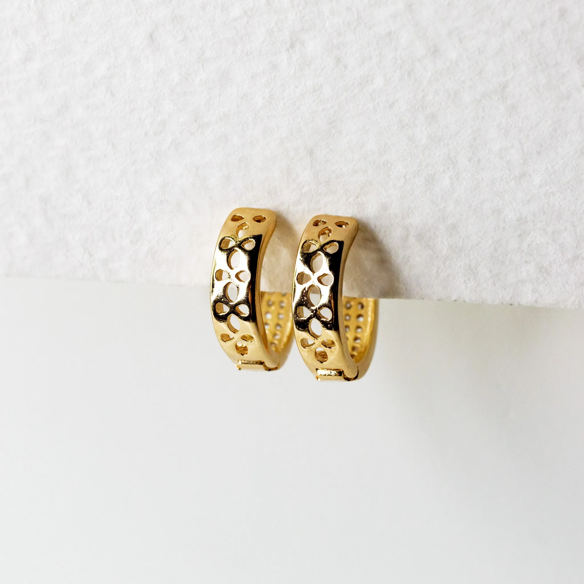 Pavé Filigree Reversible Huggie Earrings